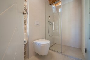 Shower, towels, soap, toilet paper - Exclusive Suite Balturio, just few steps from the sea! (Kaštel Stari)