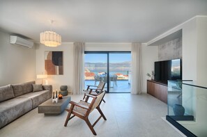 TV - Liveli‘s Oceanview Penthouse (Slatine)
