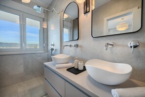 Hair dryer, towels - Liveli‘s Oceanview Penthouse (Slatine)