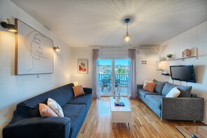 TV - Aurore's Place - Cozy Seaview Apartment (Okrug Gornji)