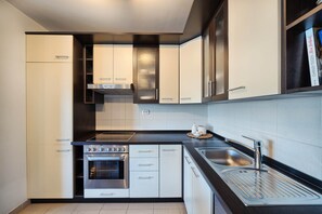 Fridge, microwave, oven, stovetop - Aurore's Place - Cozy Seaview Apartment (Okrug Gornji)