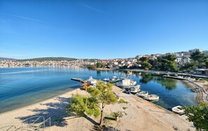 A coastal town with a marina, boats docked, and buildings in the background. - Aurore's Place - Cozy Seaview Apartment (Okrug Gornji)