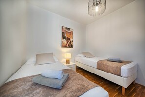 2 bedrooms, iron/ironing board, WiFi, bed sheets - Aurore's Place - Cozy Seaview Apartment (Okrug Gornji)