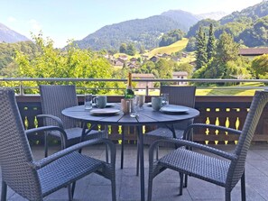 Outdoor dining - Charming holiday apartment with terrace, garden and panoramic view (Tschagguns)