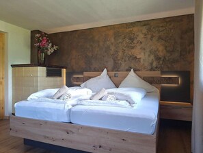 Room - Charming holiday apartment with terrace, garden and panoramic view (Tschagguns)