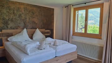 2 bedrooms, desk, iron/ironing board, WiFi