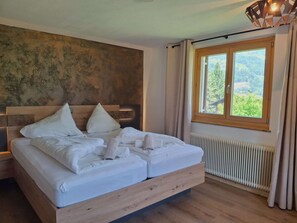 2 bedrooms, desk, iron/ironing board, WiFi