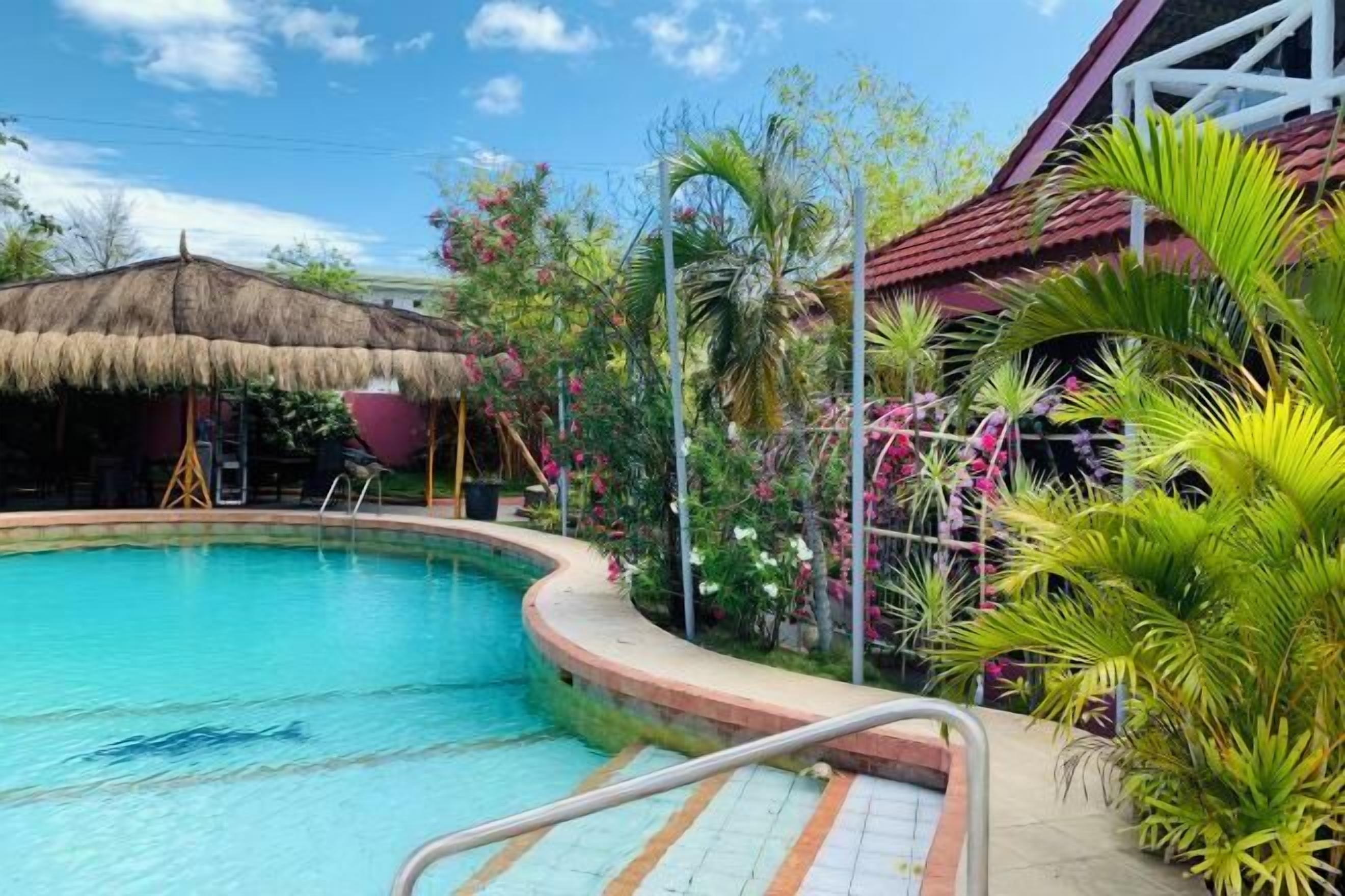 สระว่ายน้ำกลางแจ้ง