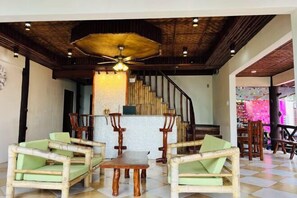 Lobby lounge - AoJing Diving Resort (Dauin)