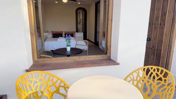 Deluxe Double Room, River View | Dining