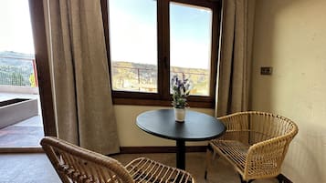 Deluxe Double Room, River View | Dining