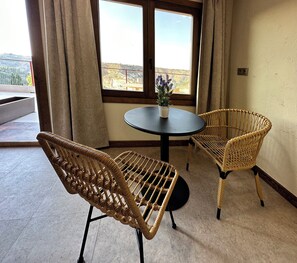 Deluxe-Doppelzimmer, Flussblick | Speisen