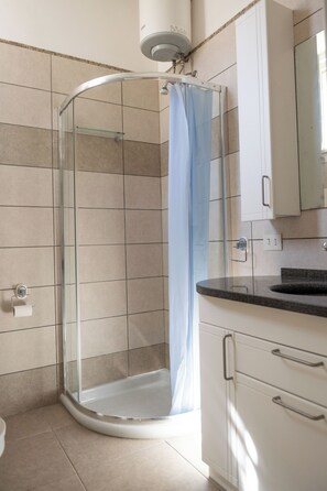 Regadera, secadora de cabello, bidet, toallas 