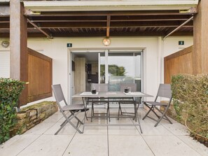 Outdoor dining - Sea view – Apartment for 4 with terrace (Sarzeau)