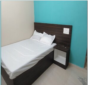Deluxe Room | Premium bedding, desk, rollaway beds, free WiFi - RSK Guest House (Thiruthani)