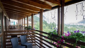 Doppelzimmer, Balkon, Bergblick | Unterkunftsgelände