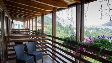Camera doppia, balcone, vista montagna | Parco della struttura