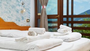 Dreibettzimmer, Balkon, Bergblick