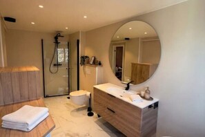 Bathroom - Modern 4BR Beachfront Apartment with Dock + Free Parking (Rogaland)