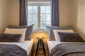 4 bedrooms, WiFi - Modern 4BR Beachfront Apartment with Dock + Free Parking (Rogaland)