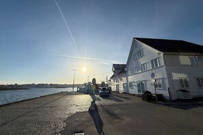 Exterior - Modern 4BR Beachfront Apartment with Dock + Free Parking (Rogaland)