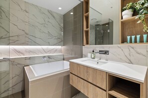 Eco-friendly toiletries, hair dryer, towels, soap - High-End Luxury CBD Suite | Heated Pool, Sauna, Steam, Gym, Business Centre + (Melbourne)