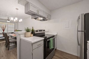 Fridge, microwave, oven, stovetop - FIFA 2026 • Walk to AT&T• 2-Bedroom • Free Parking (Arlington)