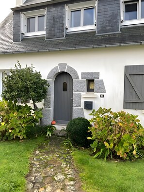 Exterior detail - Apartment “Le Miroir De La Baie” with Sea View and Wi-Fi (Saint-Nic)