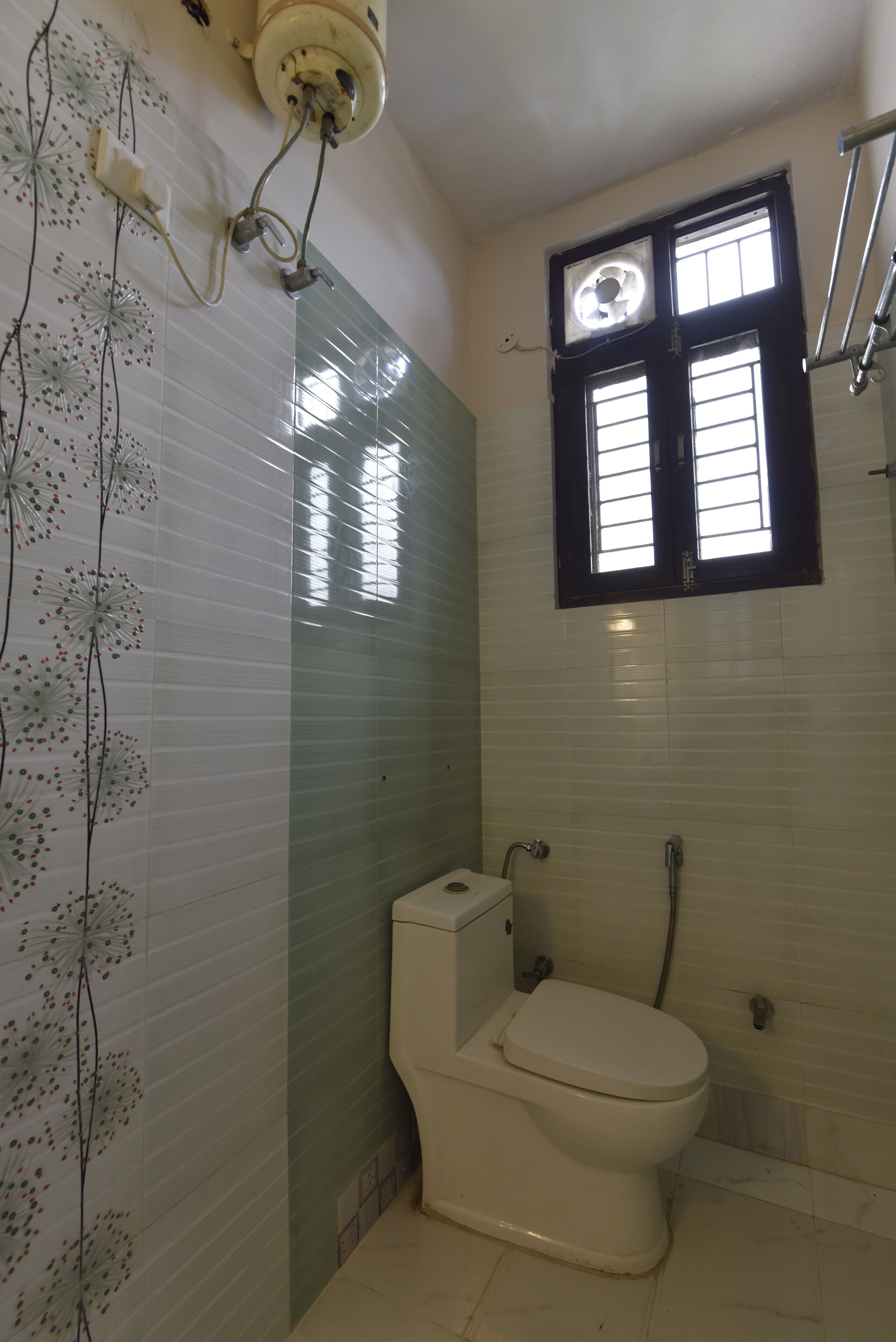 Kamar Double Deluks, pemandangan kota | Kamar mandi | Sandal