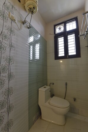 Habitació doble Deluxe, vistes a la ciutat | Bany | Sabatilles 