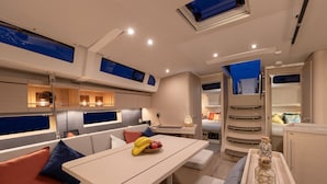 Un interior moderno con comedor, asientos y cocina.