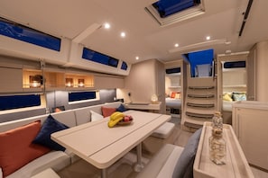 Ein modernes Interieur mit Essbereich, Sitzgelegenheiten und einer Küche.