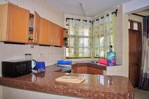 Private kitchen - Raz Luxe Ocean Walk hideaway 2 Bedroom Villa (Diani Beach)