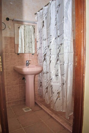 Shower, towels, soap, toilet paper - Raz Luxe Ocean Walk hideaway 2 Bedroom Villa (Diani Beach)