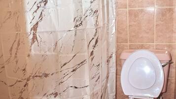 Douche, serviettes fournies, savon, papier de toilette