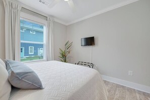 3 bedrooms, desk, WiFi, bed sheets - Costa Del Sol | Golf Cart~Beach Access~Games (Emerald Isle)