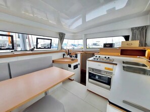 Private kitchen - Sun-Kissed Sailing Adventure in Papeete, Polinesia Francesa (Papeete)