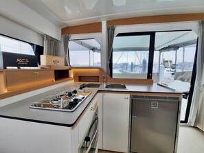 Private kitchen - Sun-Kissed Sailing Adventure in Papeete, Polinesia Francesa (Papeete)