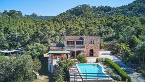 A two-story villa with a swimming pool, surrounded by lush greenery and hills. - Finca with private pool in a quiet location near Felanitx (Felanitx)