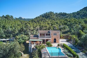 A two-story villa with a swimming pool, surrounded by lush greenery and hills. - Finca with private pool in a quiet location near Felanitx (Felanitx)