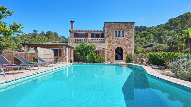 A pool area with a stone building, lounge chairs, and a clear blue sky. - Finca with private pool in a quiet location near Felanitx (Felanitx)