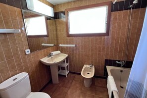 Shower, bidet, towels, toilet paper - Spacious 3-bedroom apartment on the front line by the sea. Rodes Lux-71 (Calafell)