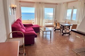 TV - Spacious 3-bedroom apartment on the front line by the sea. Rodes Lux-71 (Calafell)