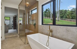 Douche, sèche-cheveux, serviettes fournies