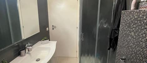 Ducha, secador de pelo, bidé y toallas
