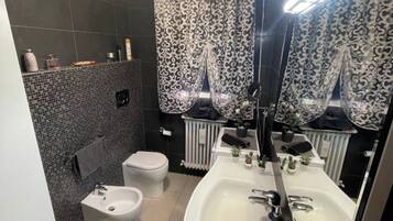 Doccia, asciugacapelli, bidet, asciugamani