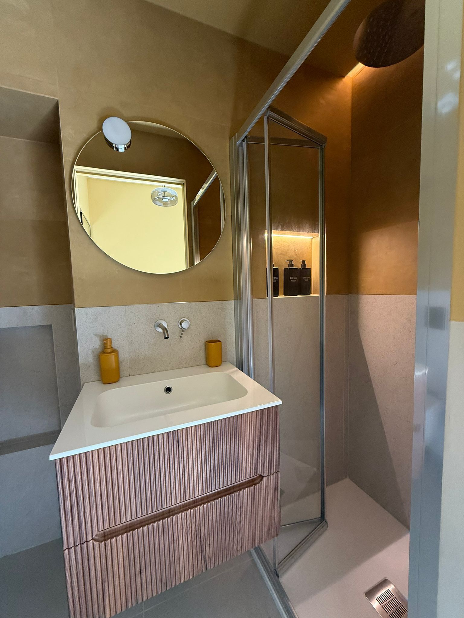 Een douche, een haardroger, een bidet, handdoeken