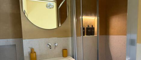 Dusche, Haartrockner, Bidet, HandtĂŒcher
