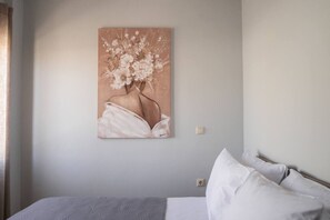 Tabla de planchar con plancha, wifi y ropa de cama 
