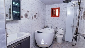 Appartement Penthouse Deluxe, balcon | Salle de bain | Pantoufles, serviettes fournies, savon, papier de toilette